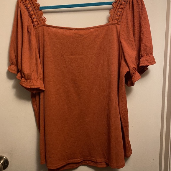 Pretty top. The color is like a burnt orange or rust. - Picture 2 of 4